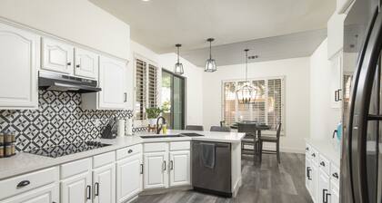 Modern Spacious 2 Master Bedroom Cal King with Loft & Pool Sleeps 6