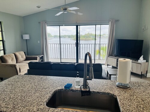 Million Dollar view. Sleeps 6. Renovated June '23. Dock/Kayaks/Paddleboard