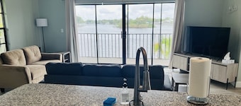 Million Dollar view. Sleeps 6. Renovated June '23. Dock/Kayaks/Paddleboard
