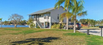 Million Dollar view. Sleeps 6. Renovated June '23. Dock/Kayaks/Paddleboard