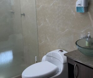 Comfort Townhome | Bathroom | Combined shower/tub - Casa con Piscina Privada en Flandes (Flandes)