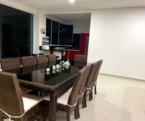 Comfort Townhome | Dining room - Casa con Piscina Privada en Flandes (Flandes)