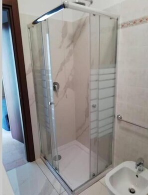 Dusche, Haartrockner, Bidet, Handtücher