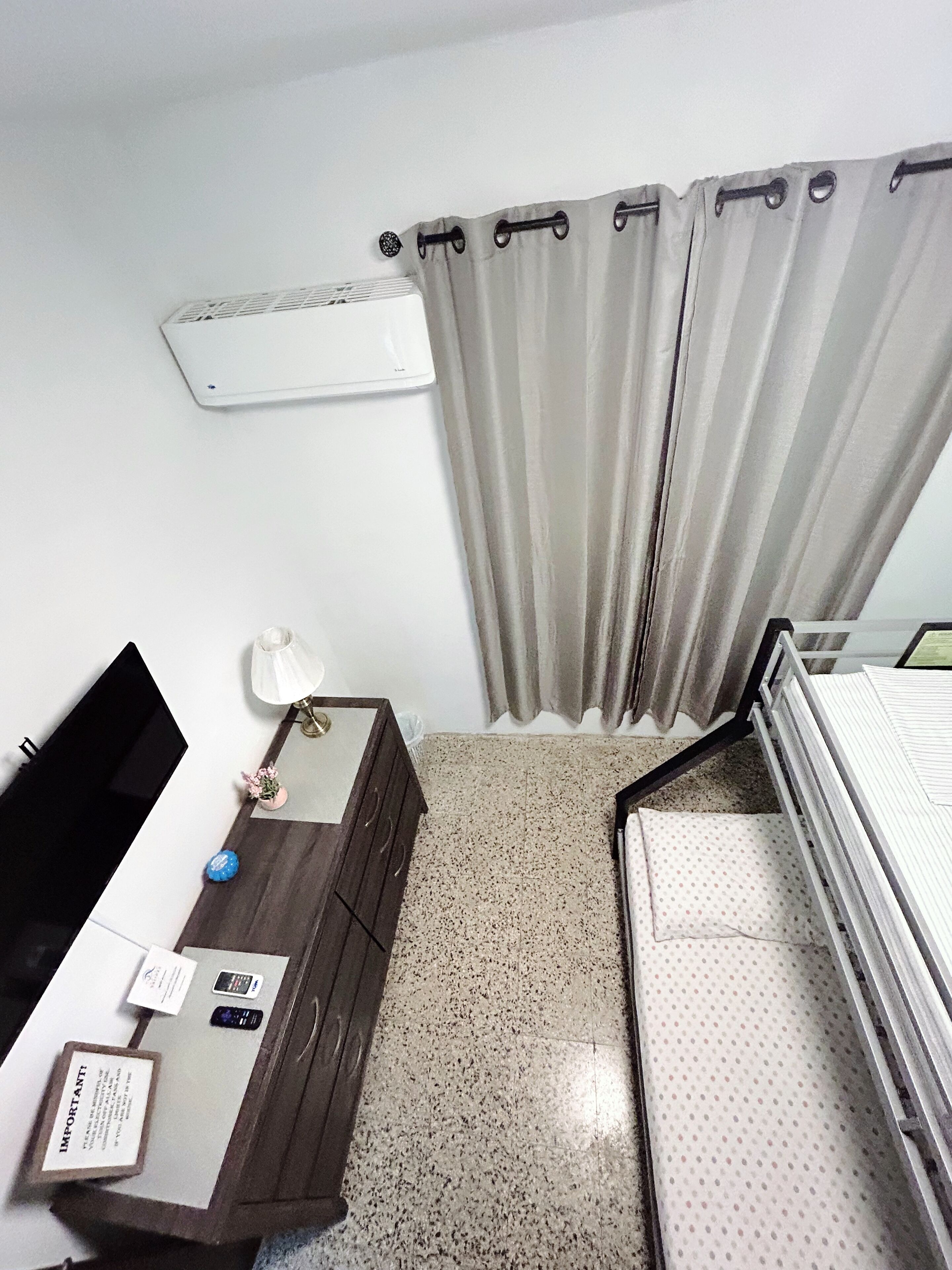 3 camere, una scrivania, ferro/asse da stiro, Wi-Fi gratuito