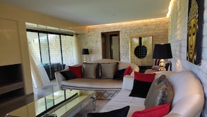 Una sala de estar moderna con sofá, mesa de centro y chimenea.