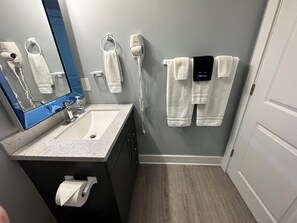 Duschwanne, Haartrockner, Handtücher, Seife