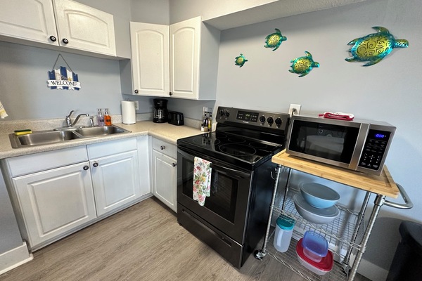 Een koelkast, een microgolfoven, een oven, een kookplaat