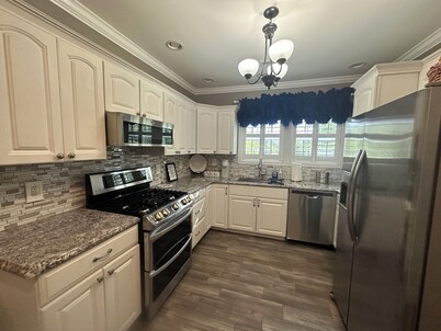  1912 Farmhouse has large, covered porch & fire pit! Near Casino & The Pinnacle 