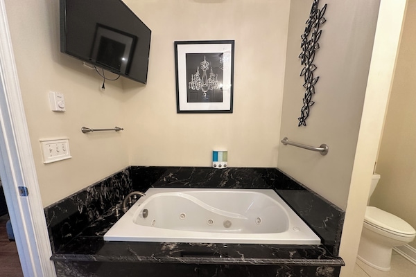 Dusche, Whirlpool, Haartrockner, Handtücher