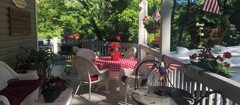  1912 Farmhouse has large, covered porch & fire pit! Near Casino & The Pinnacle 