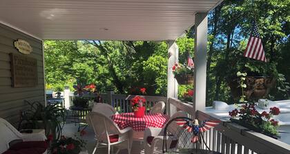 1912 Farmhouse has large, covered porch & fire pit! Near Casino & The Pinnacle