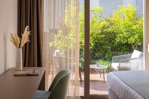 디자인 아파트, 침실 1개, 수영장 이용, 바다 전망 | 고급 침구, 메모리폼 침대, 객실 내 금고, 각각 다른 스타일의 인테리어