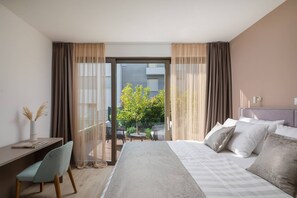 Deluxe-Apartment, 1 Schlafzimmer, Poolzugang, Meerblick | 1 Schlafzimmer, hochwertige Bettwaren, Betten mit Memory-Foam-Matratzen