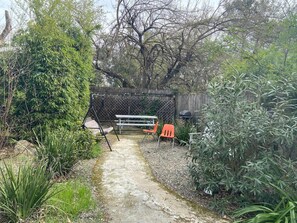 Terrace/patio - 3 Bdrm, Downtown Apartment Near Hospitals & Cafes (Redding)