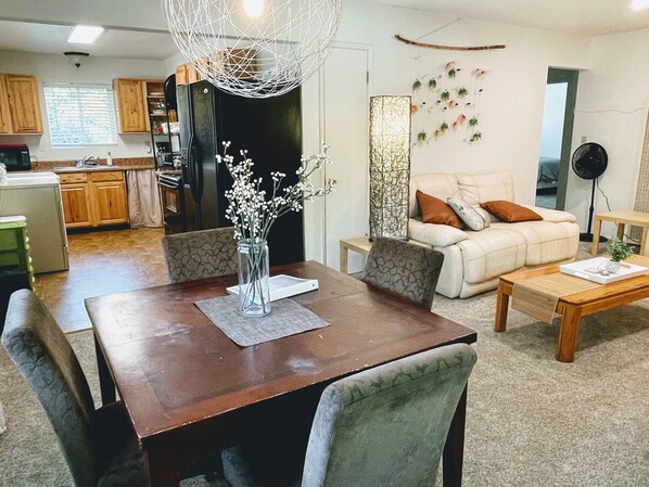 Smart TV - 3 Bdrm, Downtown Apartment Near Hospitals & Cafes (Redding)