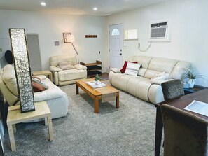 Smart TV - 3 Bdrm, Downtown Apartment Near Hospitals & Cafes (Redding)