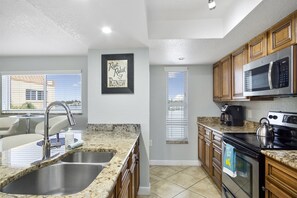 冰箱、微波炉、烤箱、炉灶