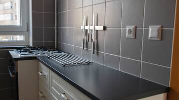 Fridge, oven, stovetop, coffee/tea maker