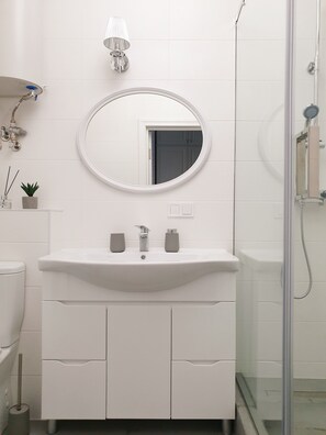 Shower, hair dryer, towels, soap - Apartments Park Fountains (Фонтанка)