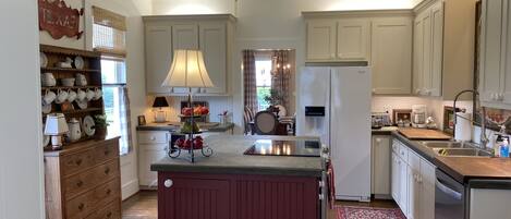 Geladeira, micro-ondas, fogão, cooktop