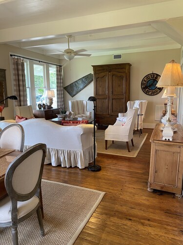 Farm House Inn - Quiet Country Elegance