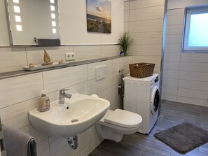 Dusche, Handtücher, Seife, Toilettenpapier