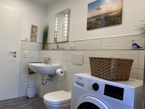 Shower, towels, soap, toilet paper - Starting point for cycling and hiking tours in the Lahn Valley (Merenberg)