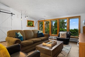 Smart TV, libros y estéreo 