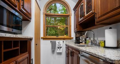 2 Bedroom Carriage House with view of Suttons Bay