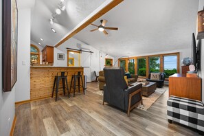 Smart-TV, Bücher, Stereoanlage