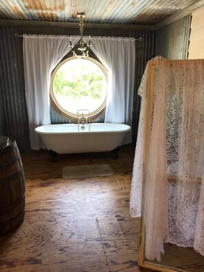 Bathtub, towels, soap, toilet paper - Rustic Barn Venue (Zephyr)