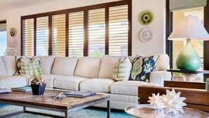 Ein Wohnzimmer mit einer Couch, einem Couchtisch und Dekoration.