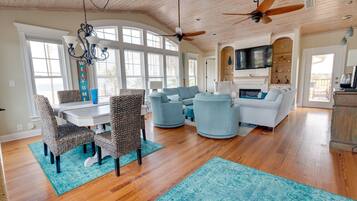 TV connectée, livres, chaîne hi-fi