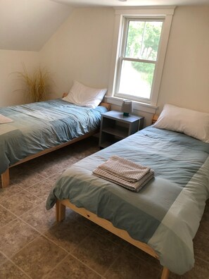 3 habitaciones, escritorio, tabla de planchar con plancha y wifi gratis 