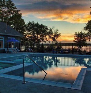 Alberca al aire libre y alberca climatizada