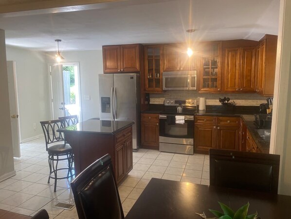 Jääkaappi, uuni, liesi, astianpesukone