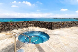 Bañera de hidromasaje al aire libre