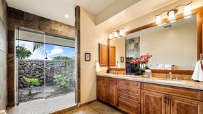 Combined shower/tub, hair dryer, towels - 🏖️  GORGEOUS Hawaii Home | Private Pool & AC | Concierge Included | Resort Access! (Kamuela)