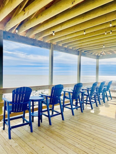 Driftwood paradise, ocean view!