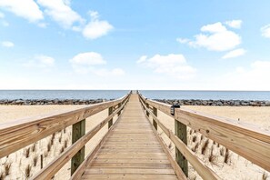 Playa en los alrededores, camastros y toallas de playa