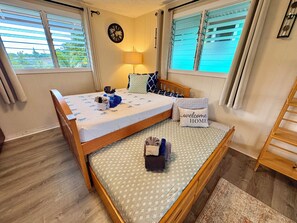 2 bedrooms, desk, iron/ironing board, travel crib - 2 bedroom spacious house (upstairs unit) in the heart of Hilo town (Hilo)