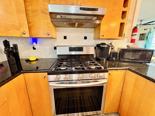 Refrigerador, microondas, horno y parrilla de estufa 