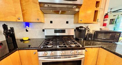 2 bedroom spacious house (upstairs unit) in the heart of Hilo town