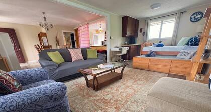 2 bedroom spacious house (upstairs unit) in the heart of Hilo town