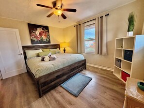 2 habitaciones, escritorio y tabla de planchar con plancha