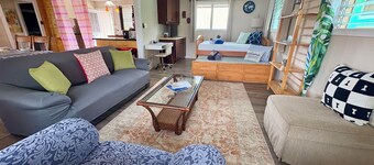 2 bedroom spacious house (upstairs unit) in the heart of Hilo town