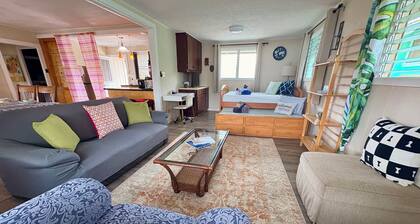 2 bedroom spacious house (upstairs unit) in the heart of Hilo town