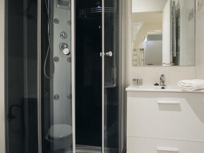 Een haardroger, handdoeken