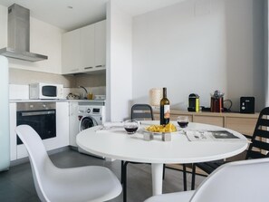 Fridge, microwave, oven, dishwasher - HOMEABOUT RETIRO APARTMENT II (Madrid)