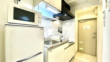 Full-sized fridge, microwave, stovetop, electric kettle